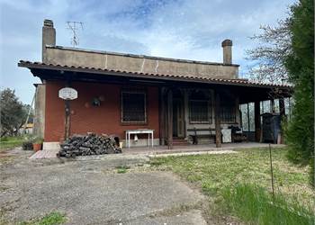 VILLA UNIFAMILIARE CON TERRENO